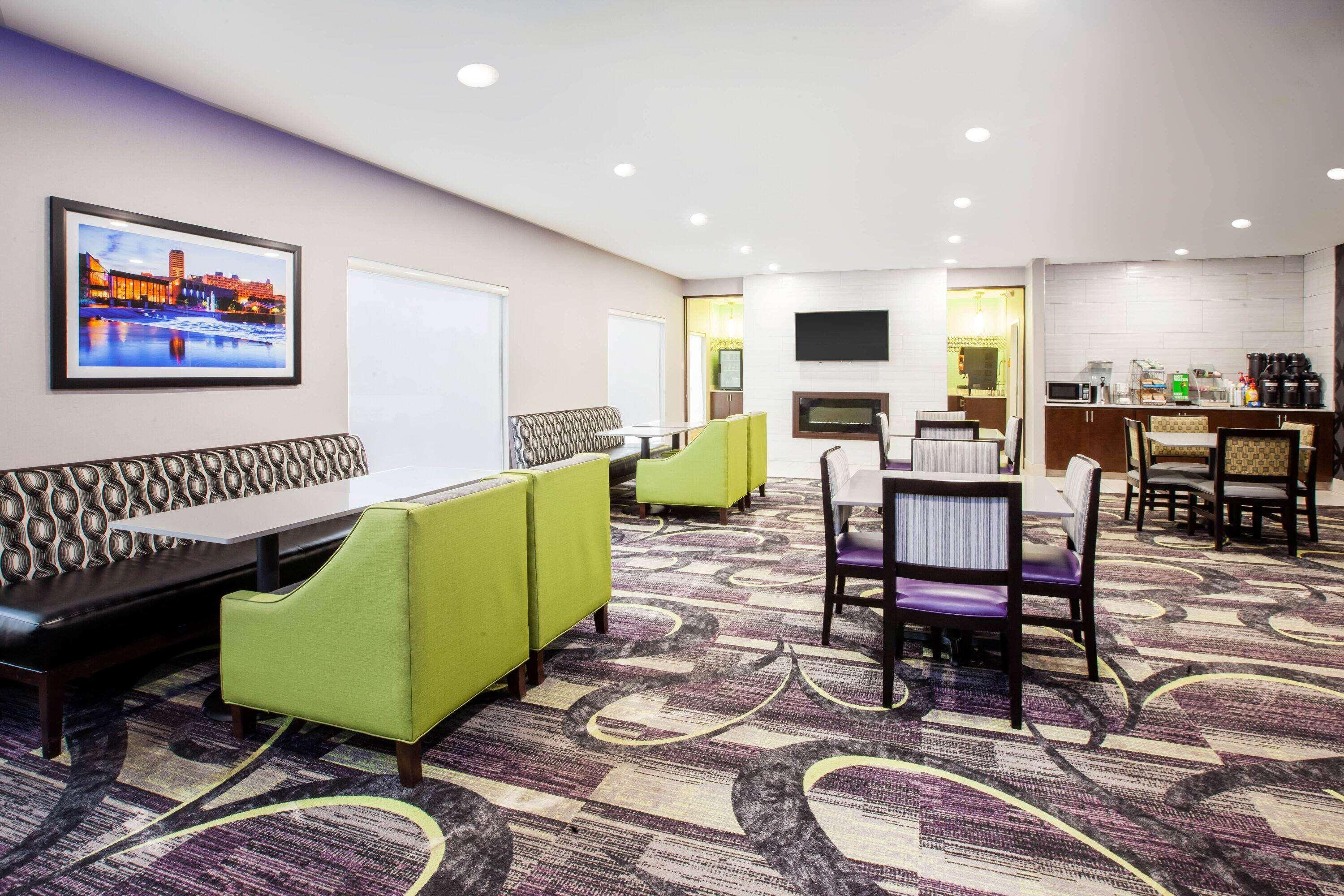 La Quinta Inn And Suites By Wyndham Елкхарт Екстериор снимка